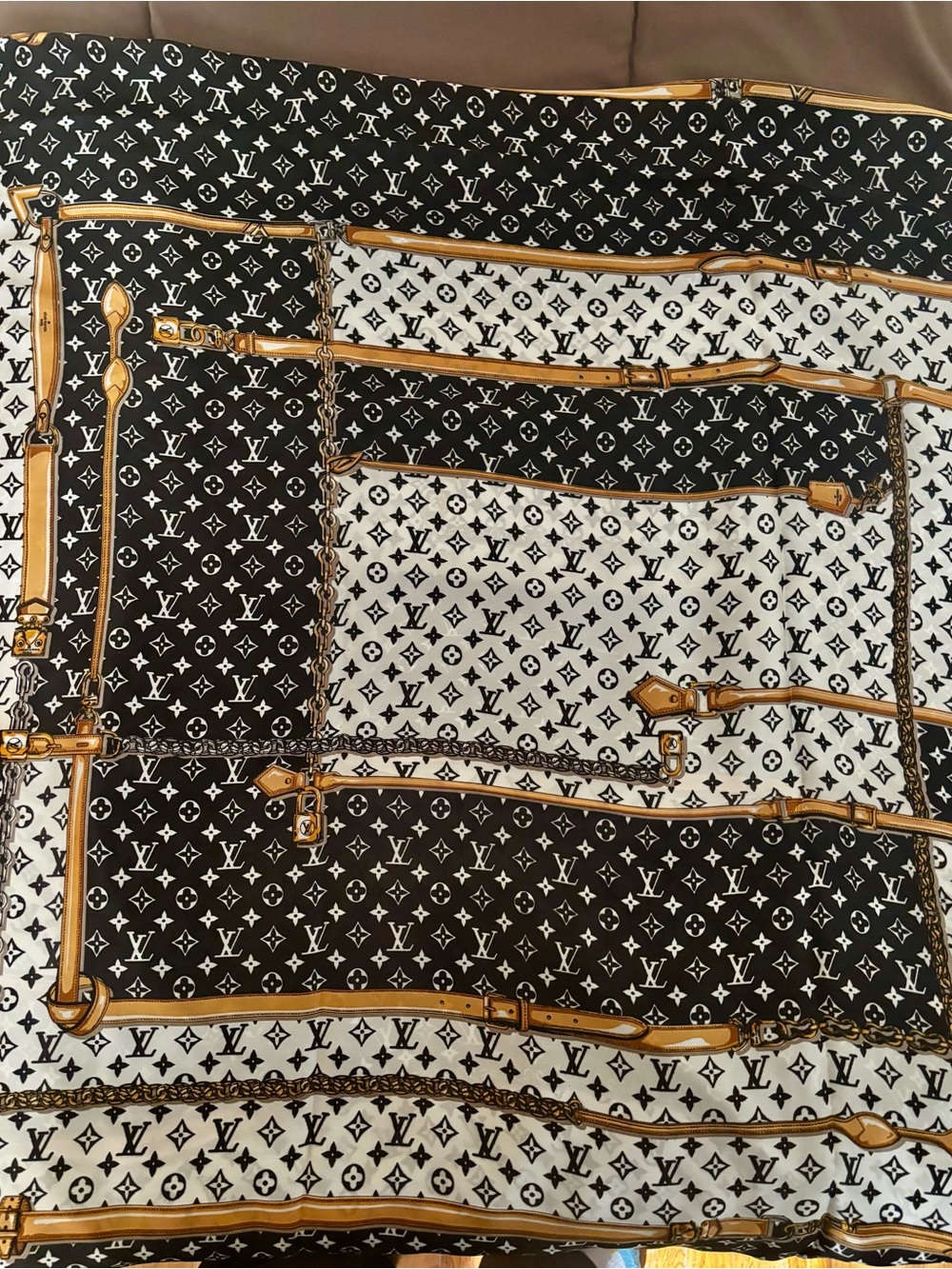 100 % Silk Louis Vuitton Black, White & Gold Monogram Silk Wrap - Picture 3 of 5